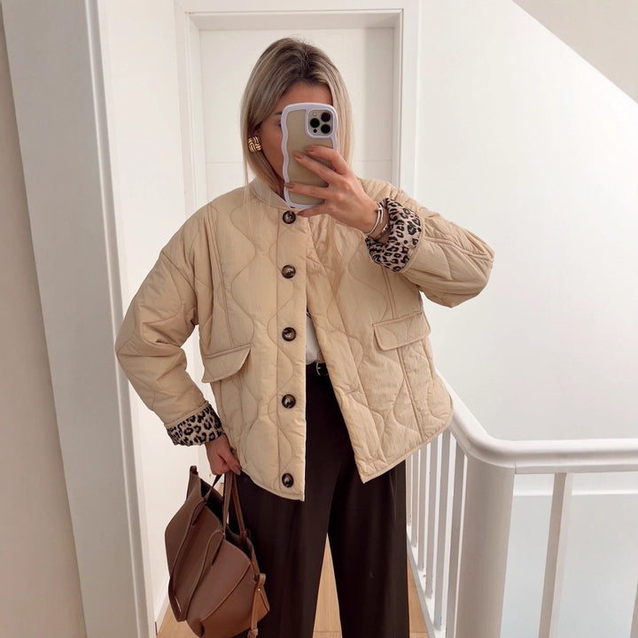 Quilted transitional jacket for women with practical pockets and round collar Lune London