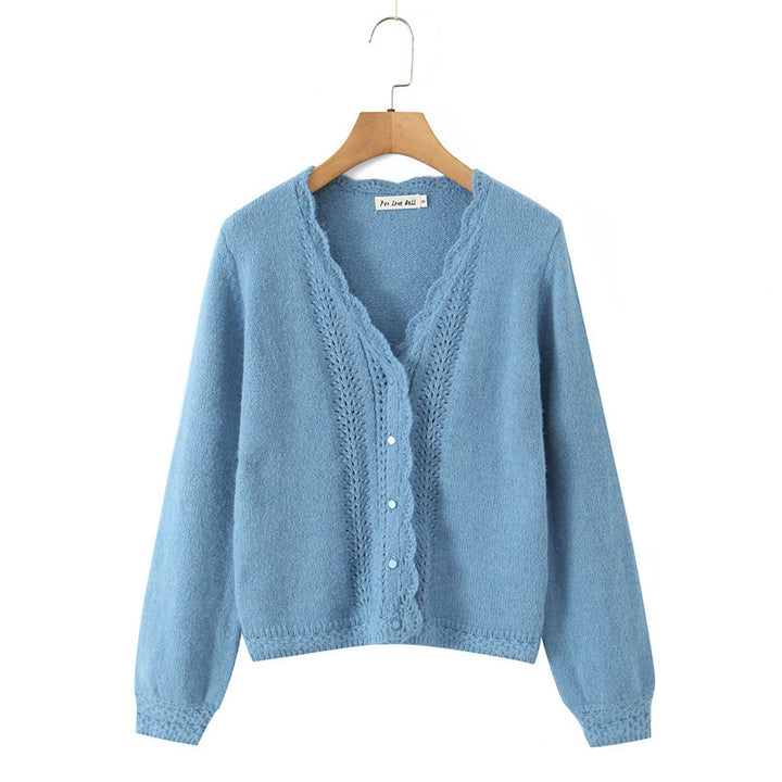Veste en tricot pour femmes avec des motifs ajourés romantiques et des détails de boutons Lune London