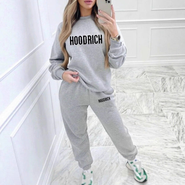 Women's casual set of sweater and joggers with sporty lettering Chic & Stil