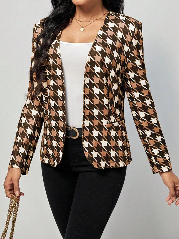 Trendy women's blazer jacket with an eye-catching houndstooth pattern and a fitted cut Lune London
