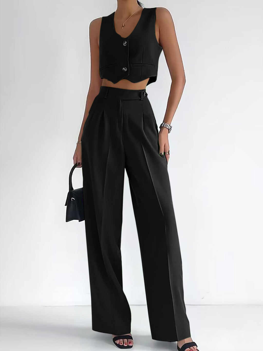 Women's trendy two-piece set with mid-calf pants and modern crop top Lune London