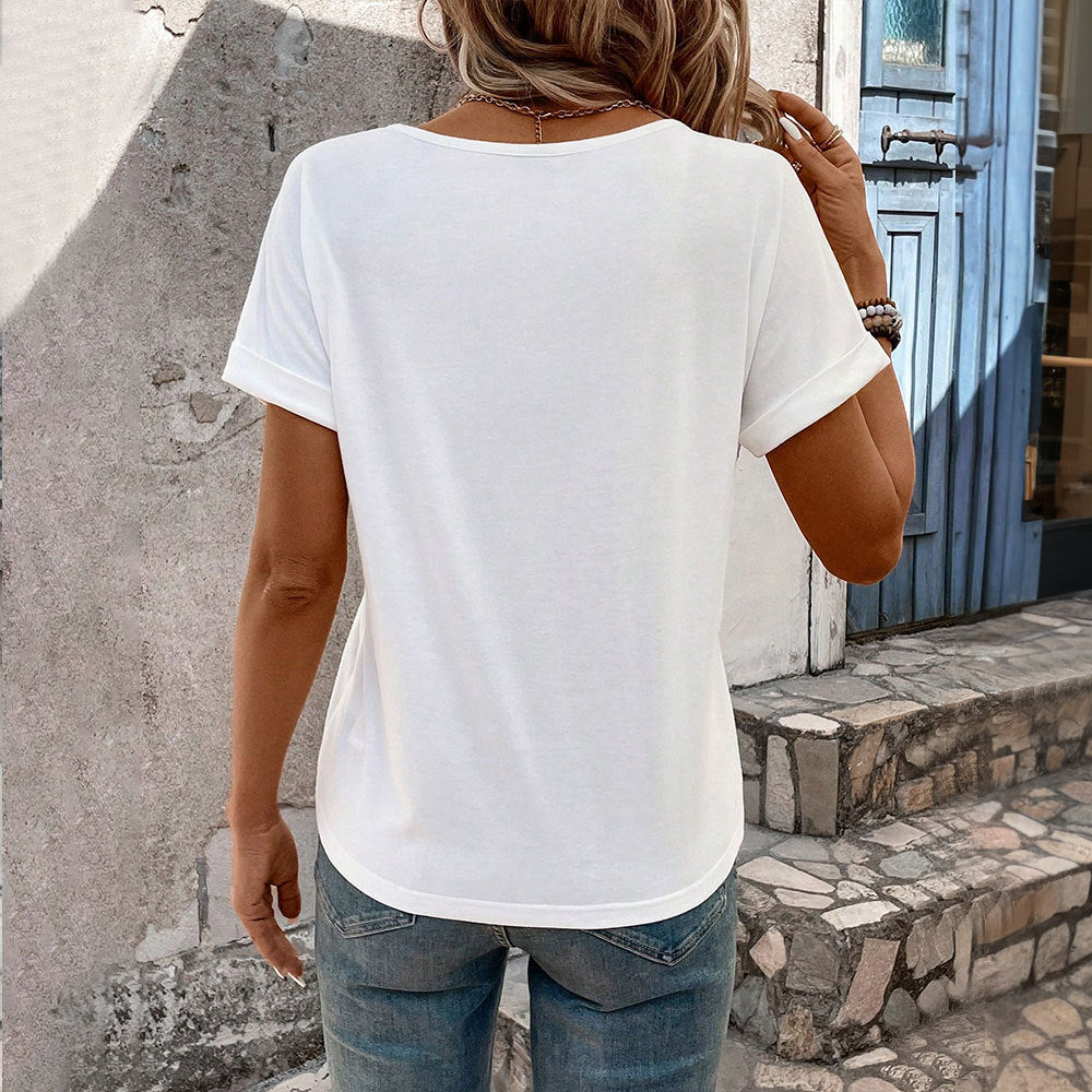 T-shirt femme col en V avec des détails découpés à la mode Chic & Stil