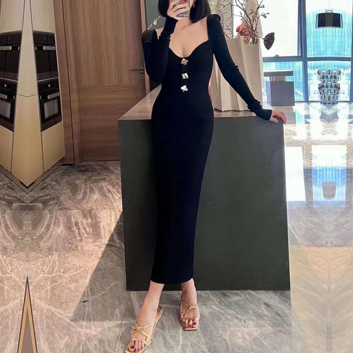 Robe en tricot élégante pour femmes avec un léger col en V et des boutons dorés Chic & Stil
