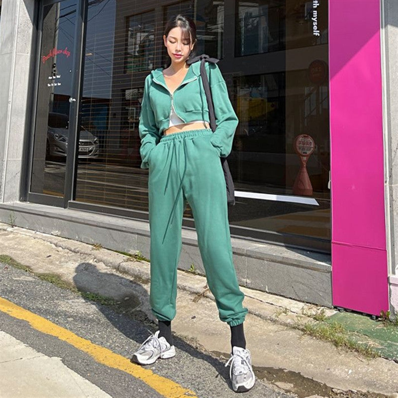 Women's sporty two-piece set with cropped hoodie and comfortable joggers Chic & Stil