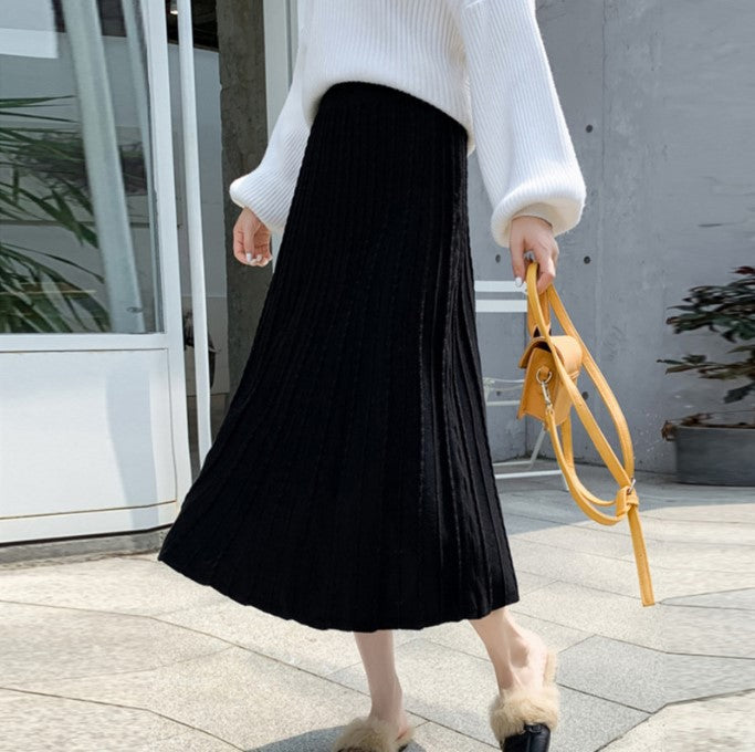 Pleated skirt for women in soft material with elastic waistband Lune London