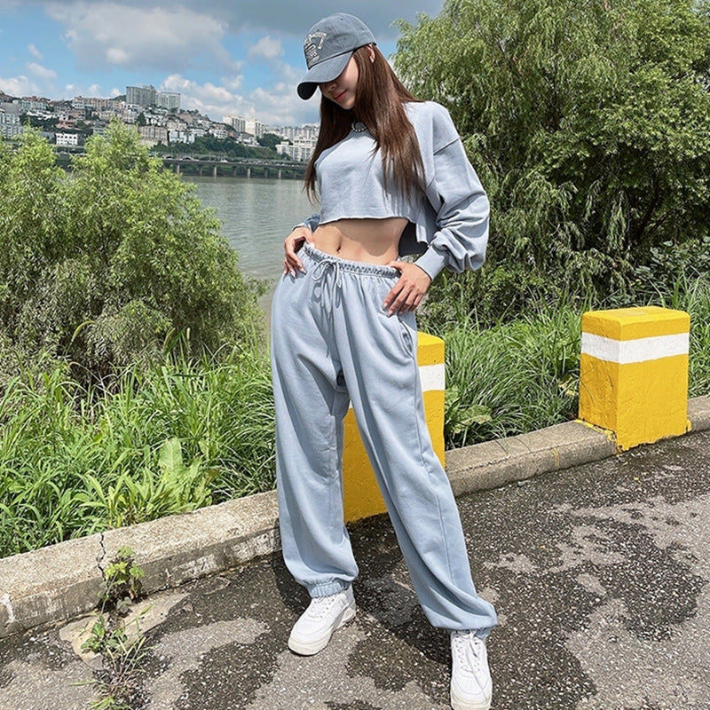 Ensemble de vêtements décontractés pour femmes avec sweat-shirt court et jogging confortable Chic & Stil