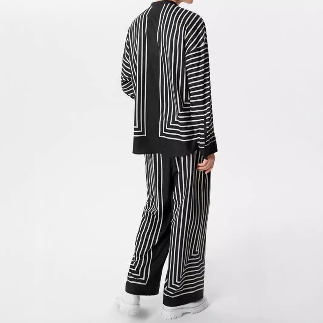 Modern leisure set for women with geometric pattern Lune London