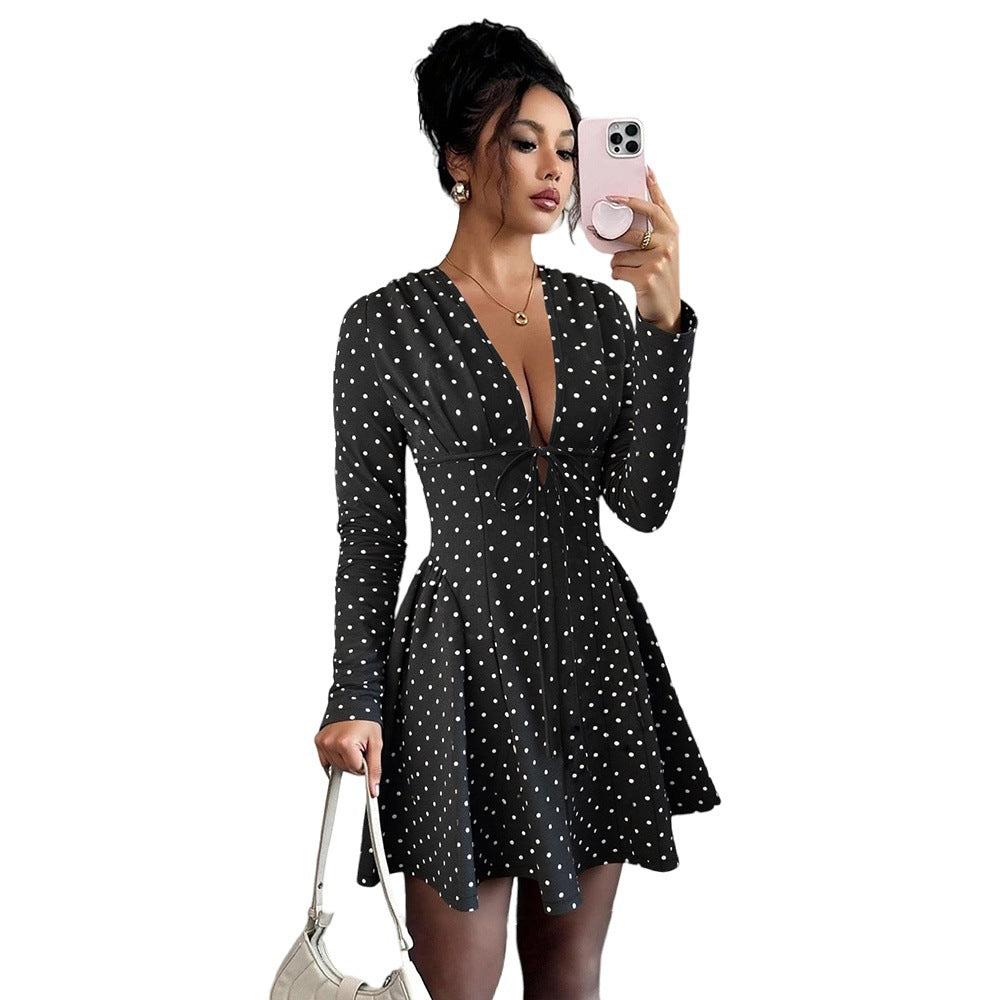 Robe mini pour femmes avec des pois et un élégant décolleté en V Chic & Stil
