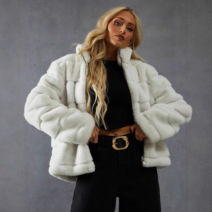 Trendy short jacket for women with voluminous teddy fur Lune London