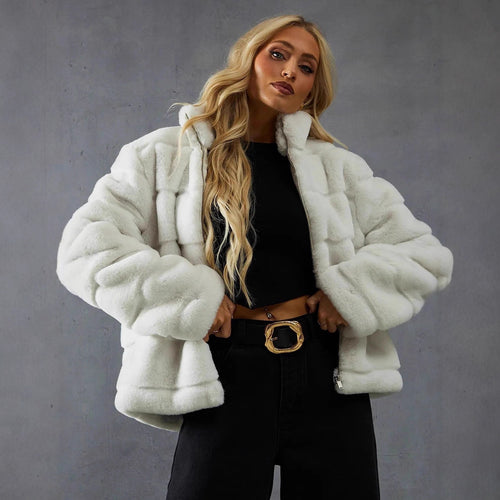 Trendy short jacket for women with voluminous teddy fur Lune London