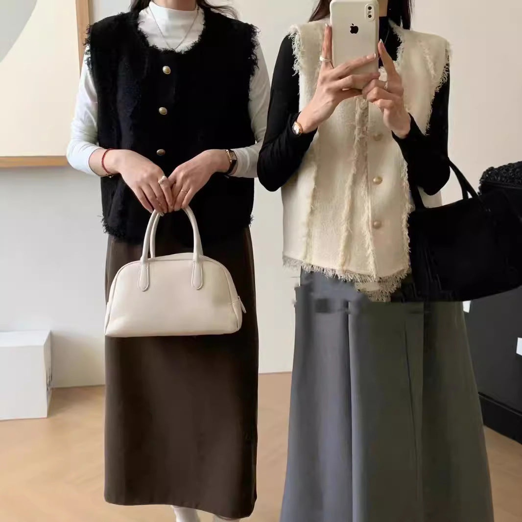 Gilet tricoté sans coutures pour femmes avec des détails de bouton élégants et des bords effilochés Chic & Stil