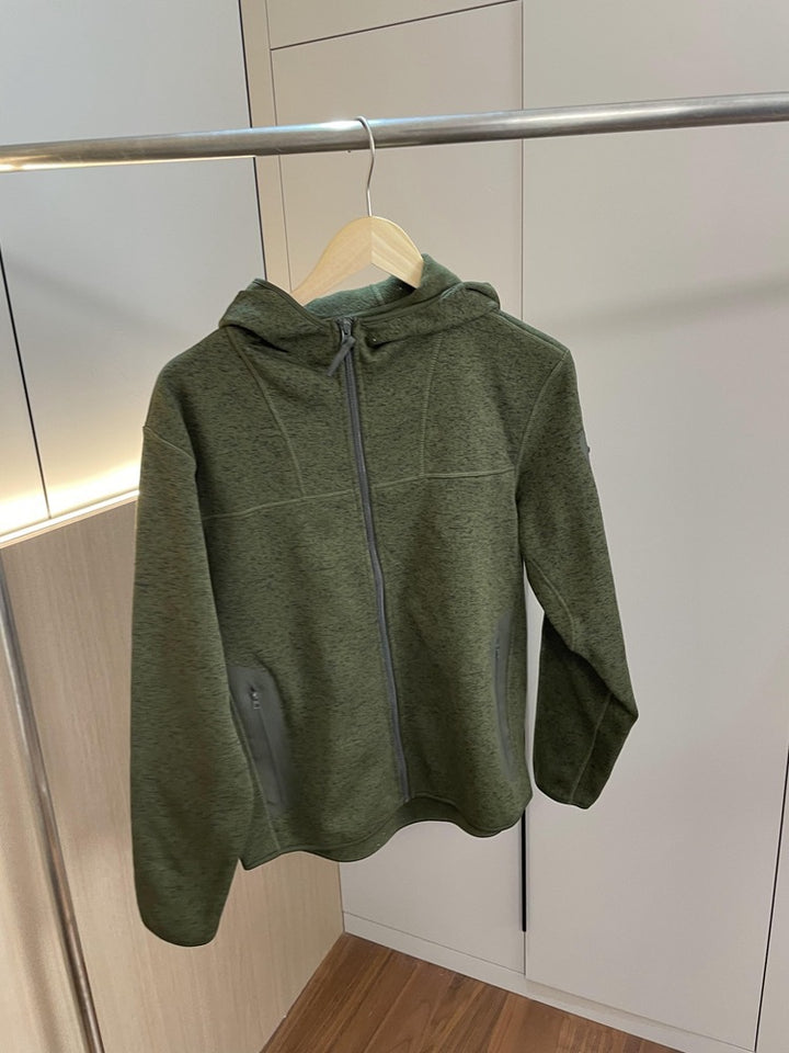 Veste fonctionnelle femme avec capuche respirante et poches zippées sur les côtés Chic & Stil