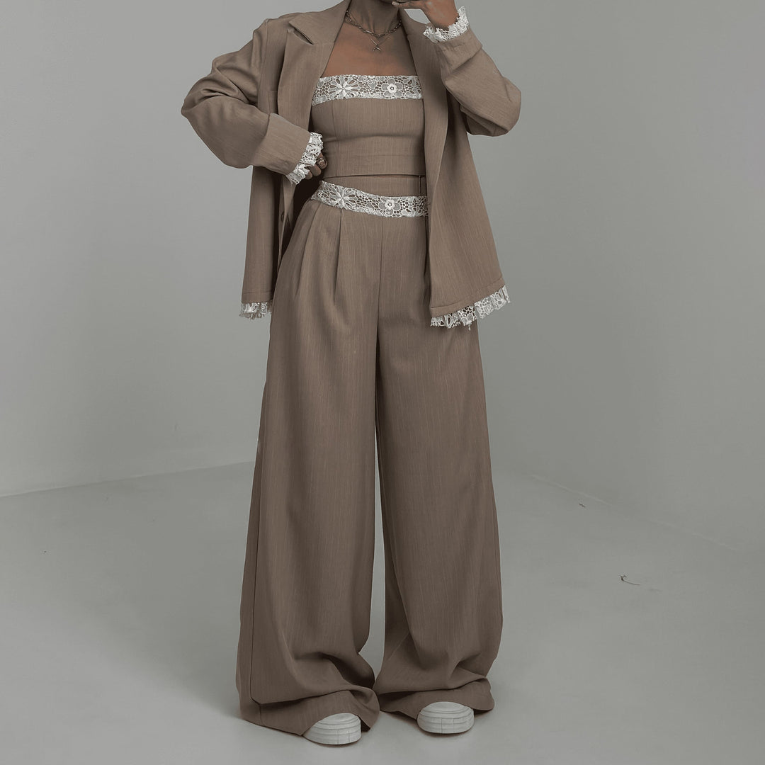 Ladies Elegant two-piece set with lace accents Lune London