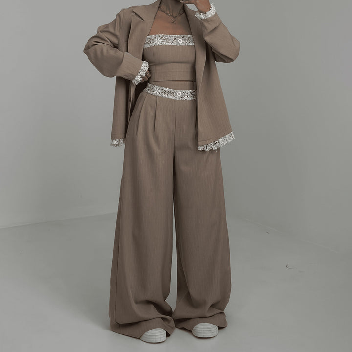 Ladies Elegant two-piece set with lace accents Lune London