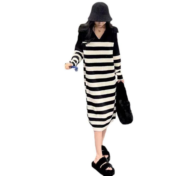 Robe en tricot pour femmes avec des rayures contrastées et une coupe décontractée Chic & Stil