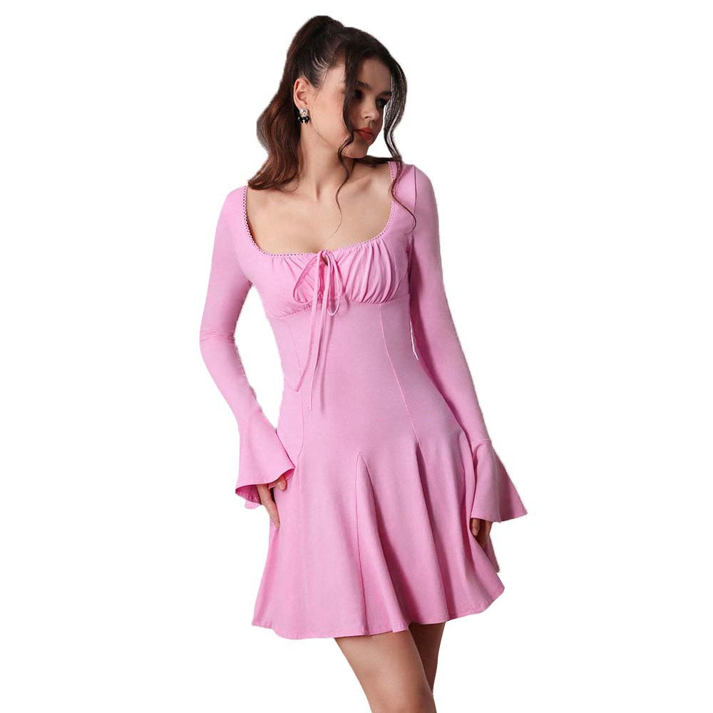 Robe femme avec un décolleté plongeant et des manches à volants élégantes Chic & Stil