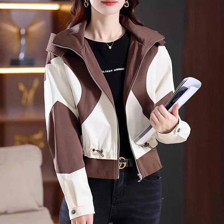 Veste de transition à la mode pour femmes avec capuche et design contrasté Chic & Stil