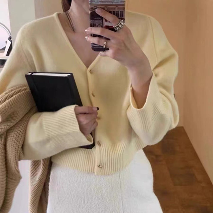 Cardigan pour femmes avec un deep V-neck et des boutons élégants Chic & Stil