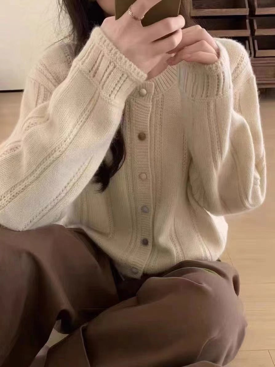 Chunky knit cardigan for women with an elegant button closure and wide sleeves Lune London