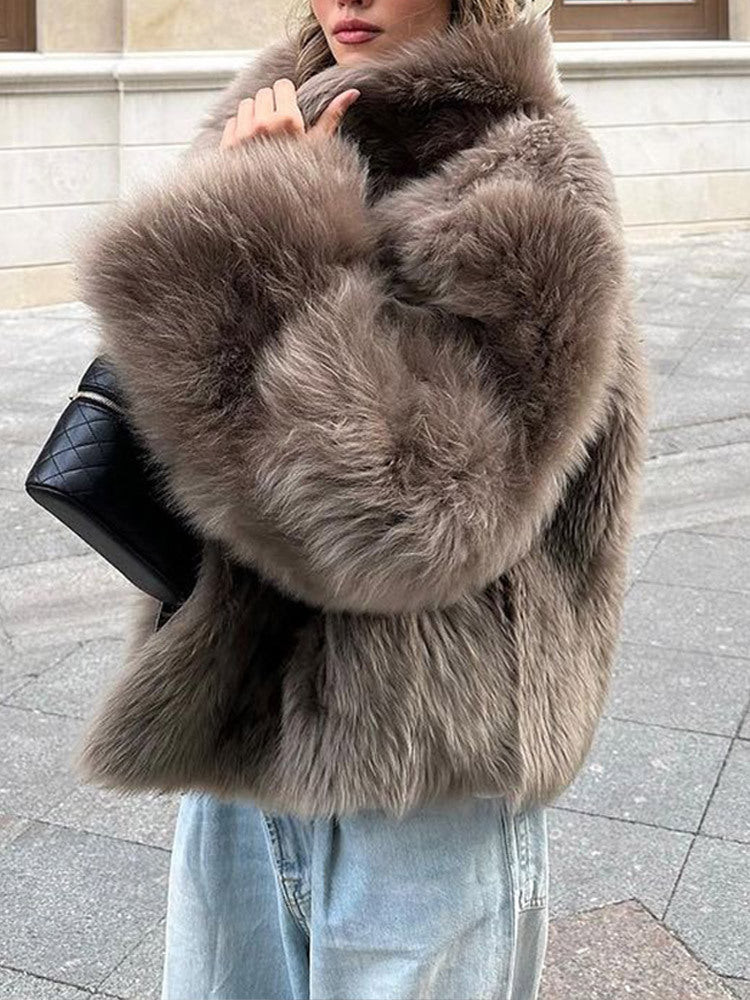 Modern oversized women's fur jacket with comfortable collar Lune London