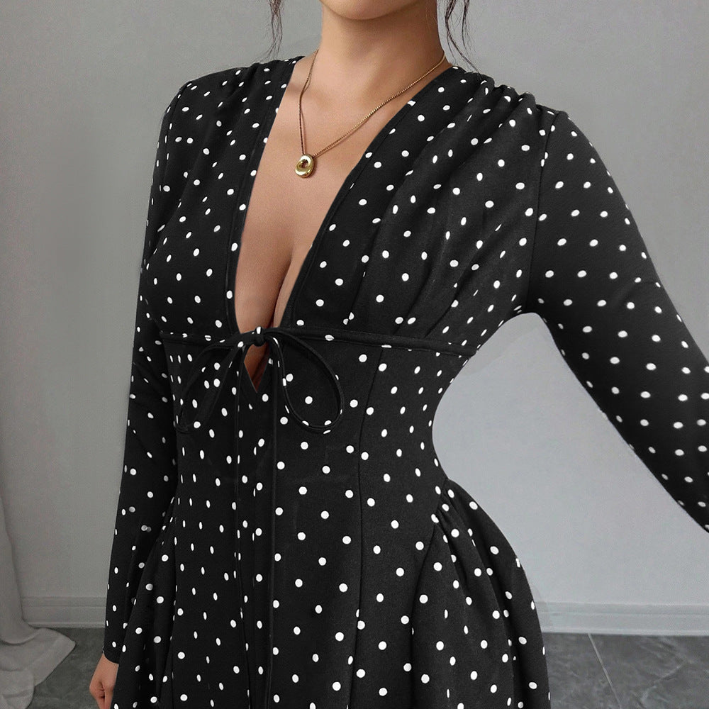 Robe mini pour femmes avec des pois et un élégant décolleté en V Chic & Stil
