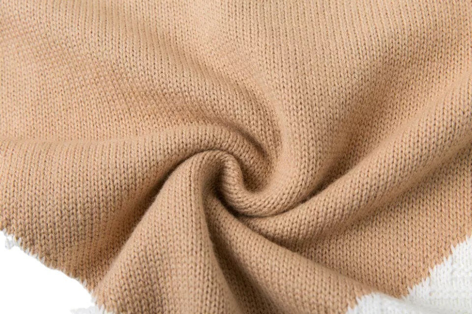 Chunky knit sweater for women with a modern color block design and a discreet V-neck Lune London