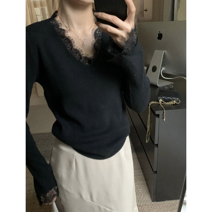 Pull en maille pour femmes avec un fin bord en dentelle et un décolleté en V Chic & Stil