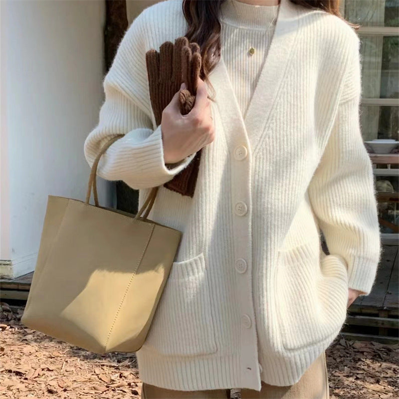 Cardigan féminin confortable avec décolleté en V profond et poches pratiques