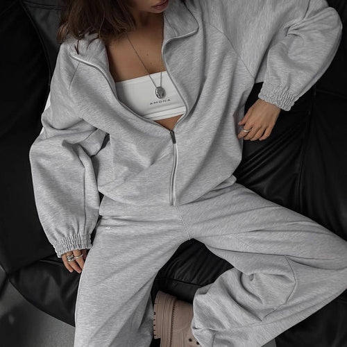 Women's sporty outfit with trendy zipper and wide pants Lune London