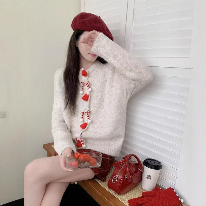 Cardigan pour femmes avec des appliqués festifs et des détails de boutons Chic & Stil