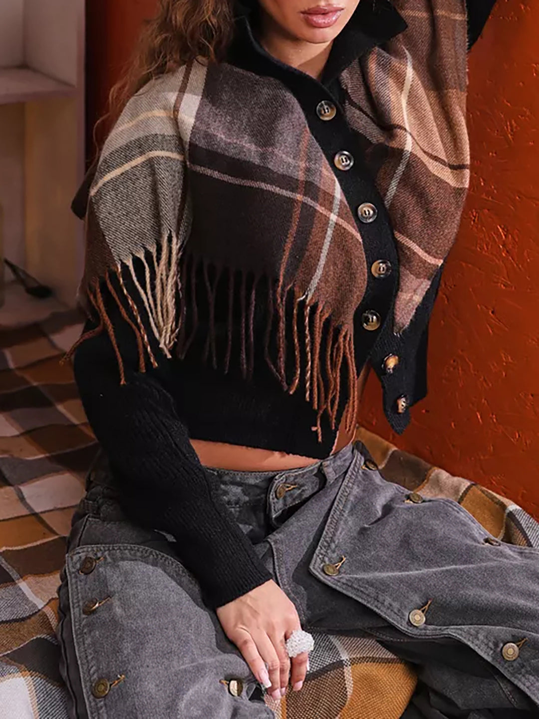 Gilet tricoté pour femmes avec un motif décoratif à carreaux et des détails de boutons pratiques Chic & Stil