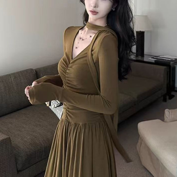 Ladies elegant maxi dress with sophisticated V-neckline and long sleeves