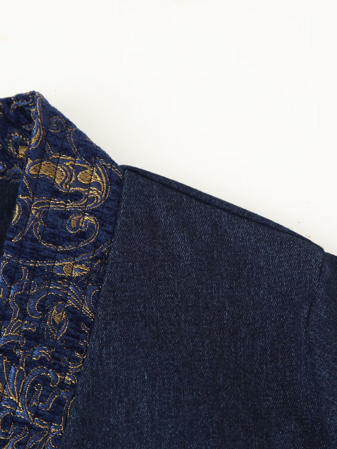Elegant ladies' jacket with embroidered collar and button closure Lune London