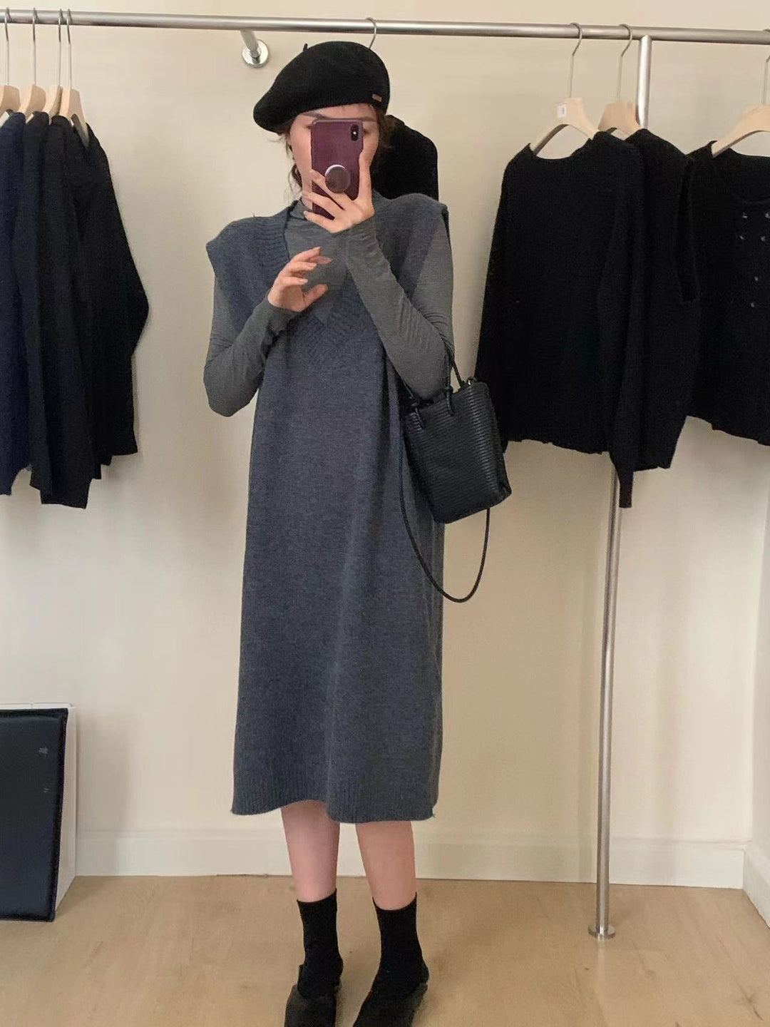 Robe tricotée pour femmes avec un élégant col en V et une fente latérale Chic & Stil