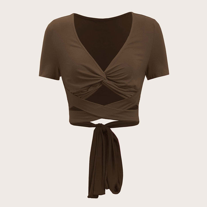 Top enveloppant flatteur pour la silhouette des femmes avec bande à nouer et design à manches courtes Chic & Stil