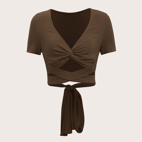 Top enveloppant flatteur pour la silhouette des femmes avec bande à nouer et design à manches courtes Chic & Stil