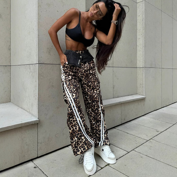 Casual women's pants with leopard print and side stripes Lune London