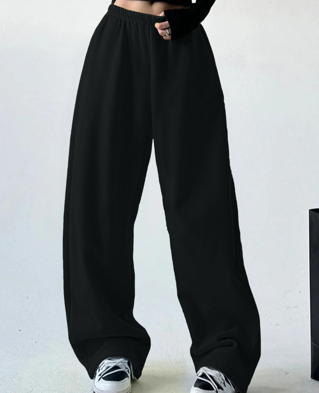 Loose leisure pants for women with elastic waistband and side pockets Lune London
