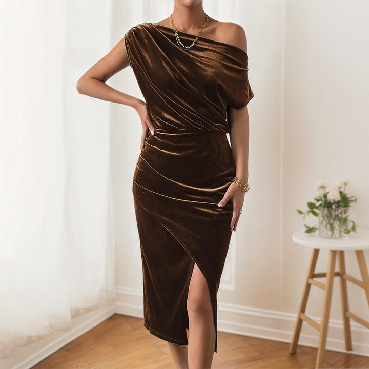 Elegant Maxi Dress for Women with Bardot Design and Luxurious Velvet Chic & Stil