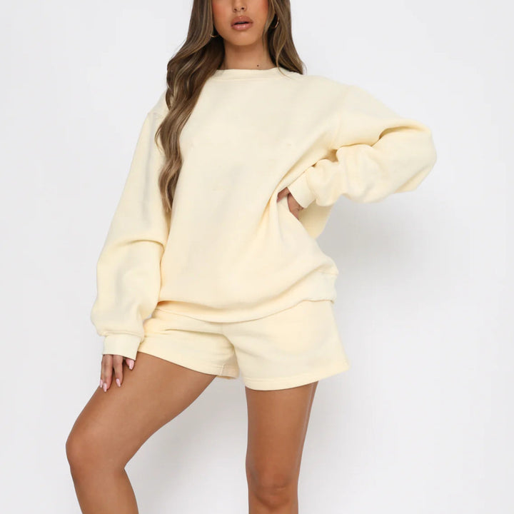 Women's casual sweatset with comfortable short sleeve top and cozy shorts Chic & Stil