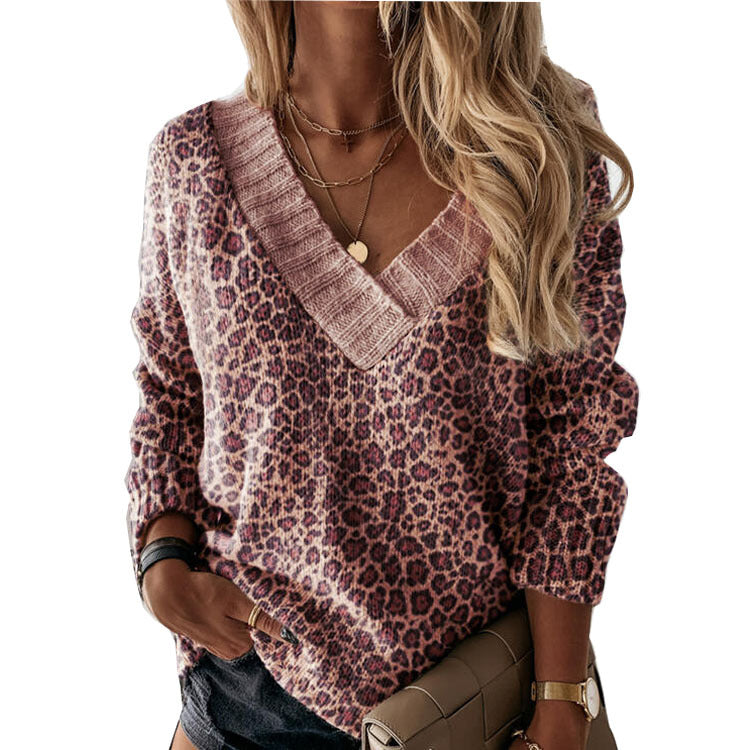 Women's sweater with feminine cut and chic leopard print