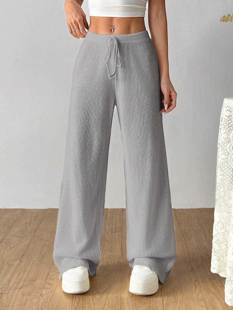 Casual loose-fit leisure pants for women in soft structured material Lune London