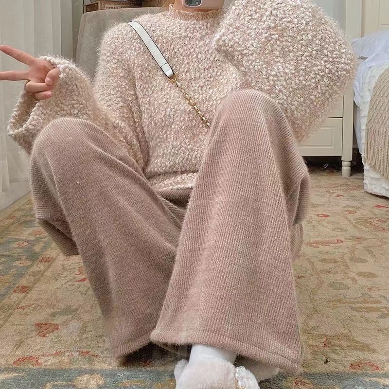 Women’s Knit Loungewear Set with Elegant Roll Neck and Luxurious Materials Chic & Stil