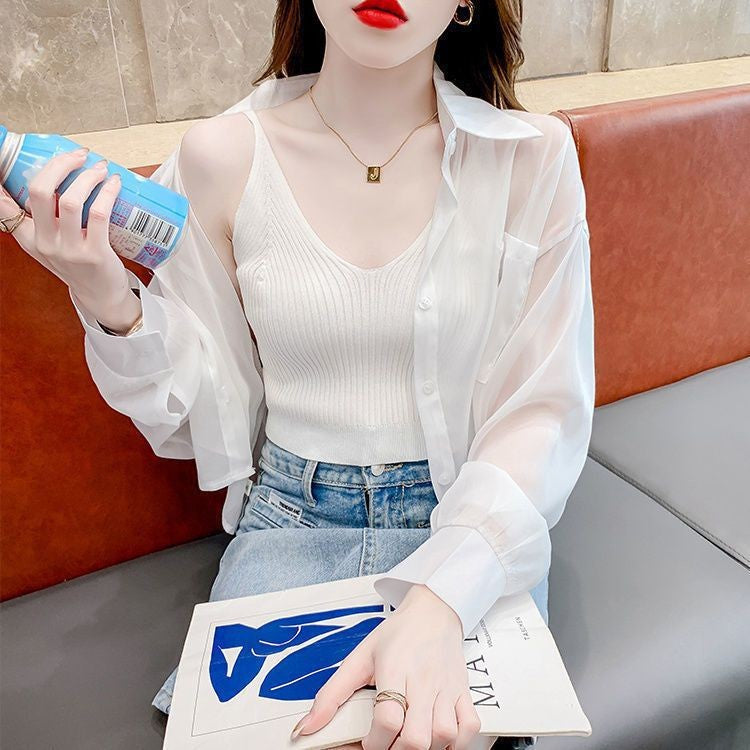 Blouse transparente pour femmes avec un délicat col en V et de fins détails en rib Chic & Stil