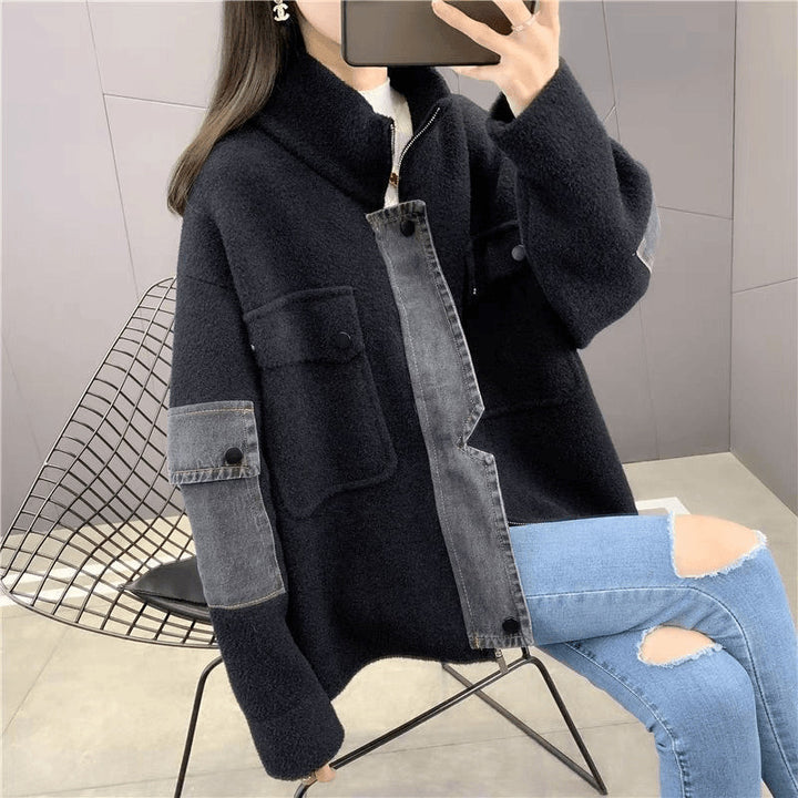 Veste de transition pour femmes avec un détail en denim moderne et un col haut Chic & Stil
