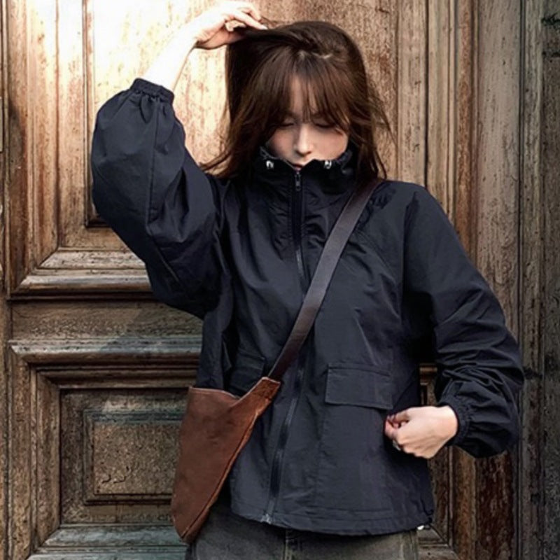 Women's sporty transitional jacket with high collar and practical pockets Chic & Stil