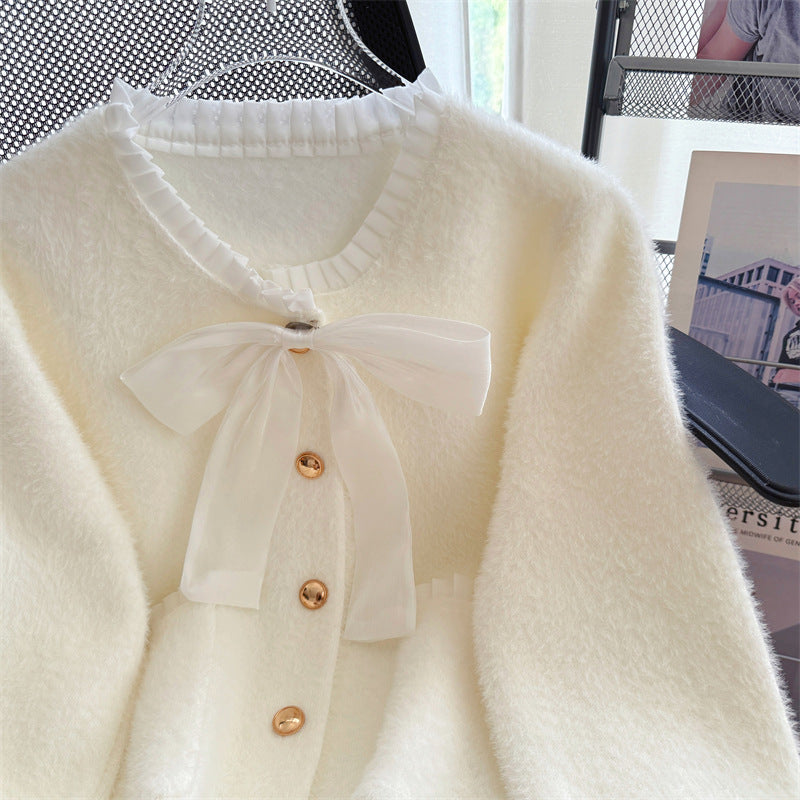 Cardigan Fluffy pour Femmes avec Col en Nœud Élegant et Boutons Décoratifs Chic & Stil