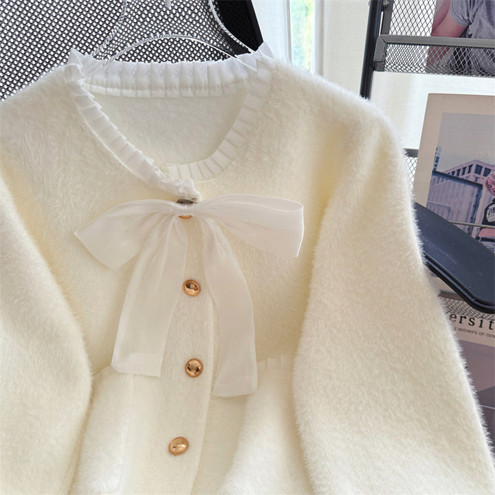 Cardigan Fluffy pour Femmes avec Col en Nœud Élegant et Boutons Décoratifs Chic & Stil