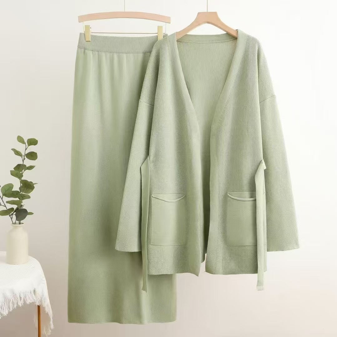 Lune London casual knit set for women with deep V-neck and practical pockets