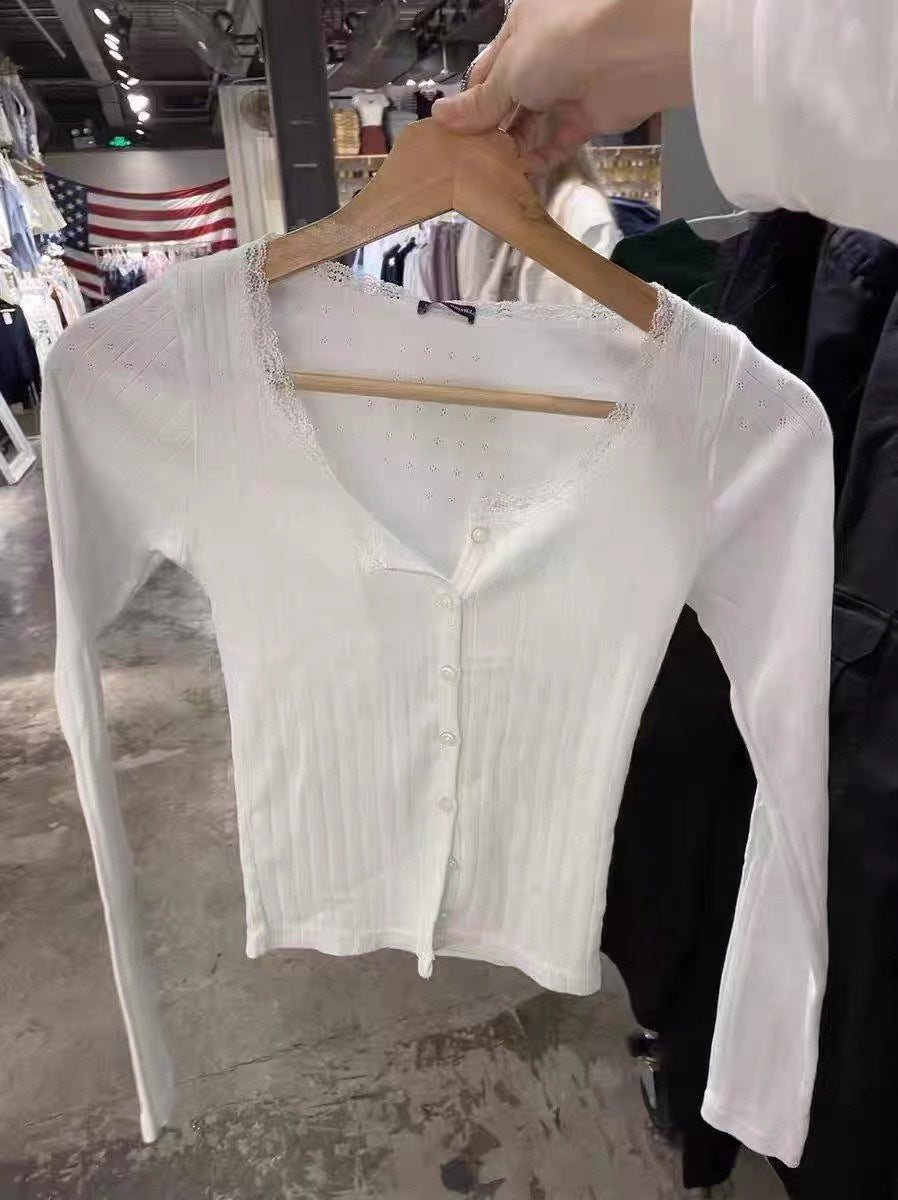 Chemisier féminin à manches longues fines avec délicate embellissement en dentelle Chic & Stil
